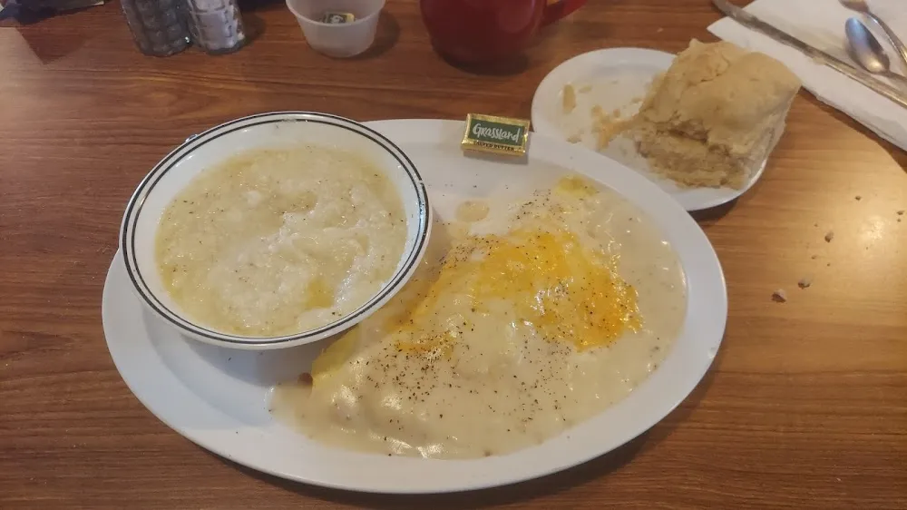 Country Omelette and Grits